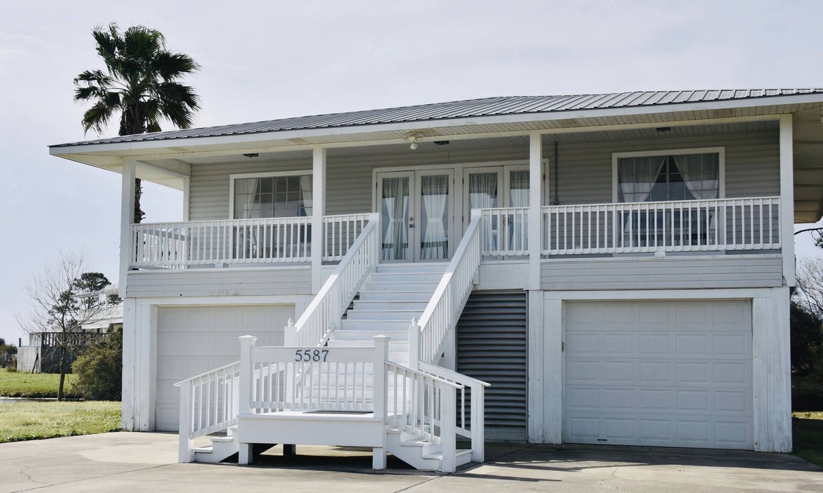 Ono Island House | Cozy Waterfront Beach House with Private Beach/Pier/Tennis Courts