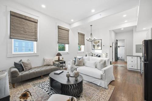 Downtown Jacksonville Apartment | Decadence Wing at Raven Hotel -Pool OnSite Parking