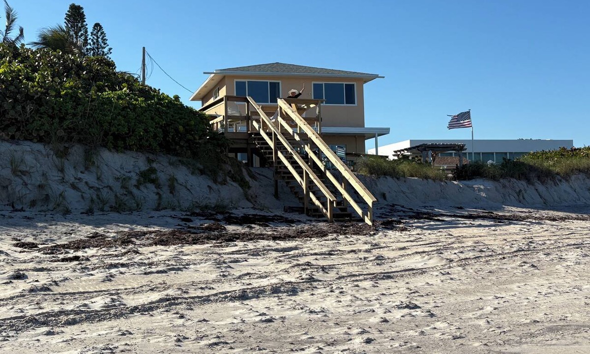 Melbourne Beach Cottage | Direct Oceanfront Cozy 2-bedroom cottage in South Melbourne Beach Quiet Secluded