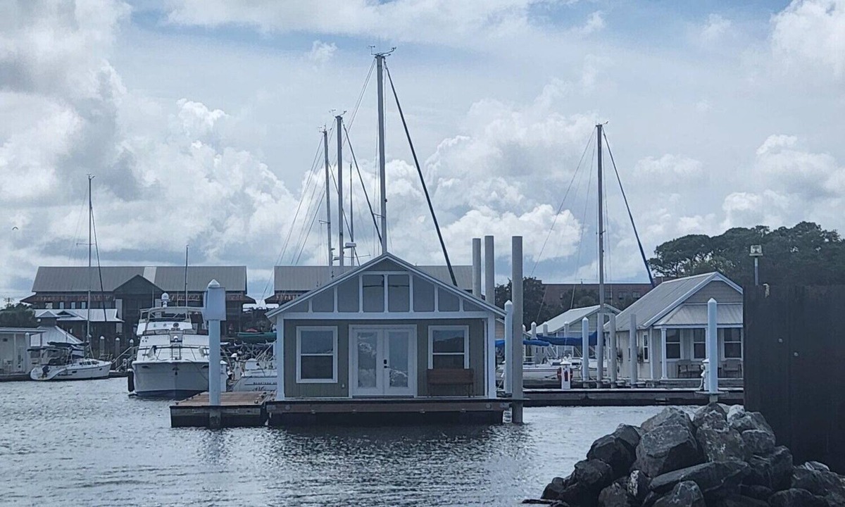 Downtown Boat Rental | DOCK HOLIDAY - The View! Hidden Gem! Pristine! Quiet! Go fish! Dock a boat!