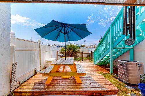 Gulf Lagoon Beach House | Dog-friendly close to the beach with WiFi private washer & dryer balcony & AC