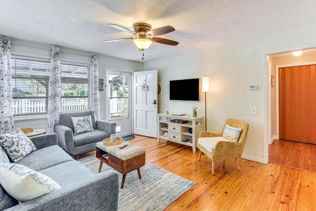 Walkers Holly Hill House | Dog-Friendly Daytona Beach Cottage w/Patio!
