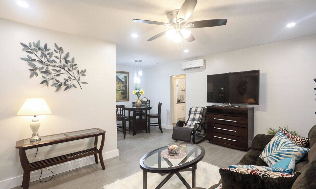 Royal Poinciana Apartment | Downtown Hollywood Classy One Bedroom! 2miles to Hollywood Beach