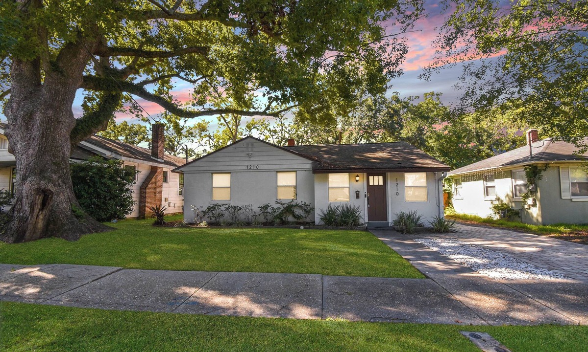 Avondale House | Downtown Jacksonville Retreat | Pet-Friendly with Hot Tub & Backyard Oasis
