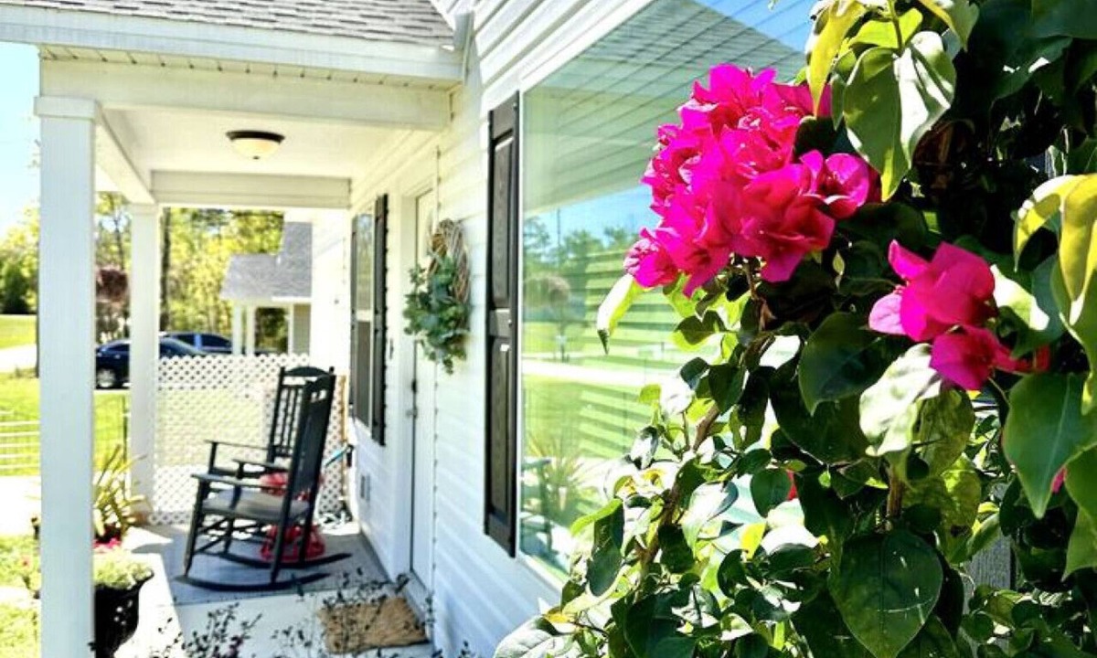 Fellowship House | Doxie Cottage - Close to WEC, Springs, and More!