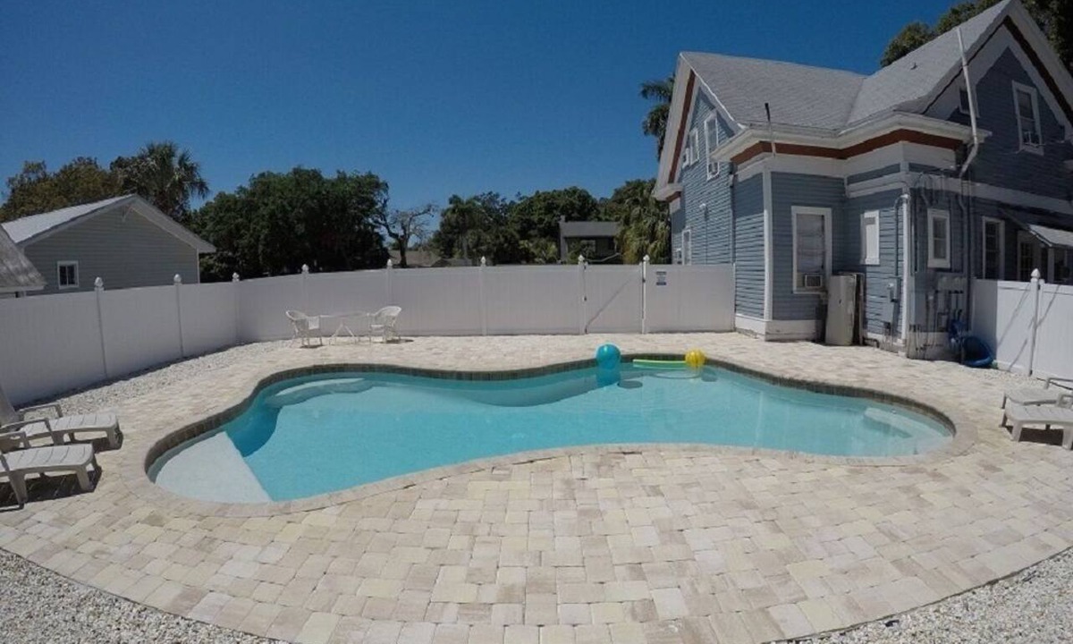 Altamont Manor Apartment | Dream holiday at a low price: huge travel discounts now available!