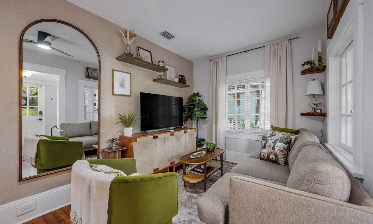 Lake Davis - Greenwood House | DT505 - 1BR Downtown Bungalow in Orlando
