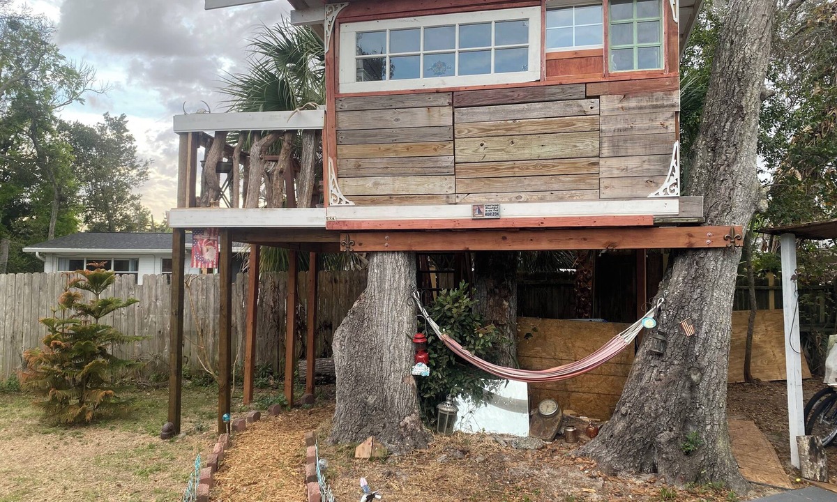 Walkers Holly Hill Ski Chalet | Eagle eye treehouse!One room with patio deck, nestled in ancient oak trees.