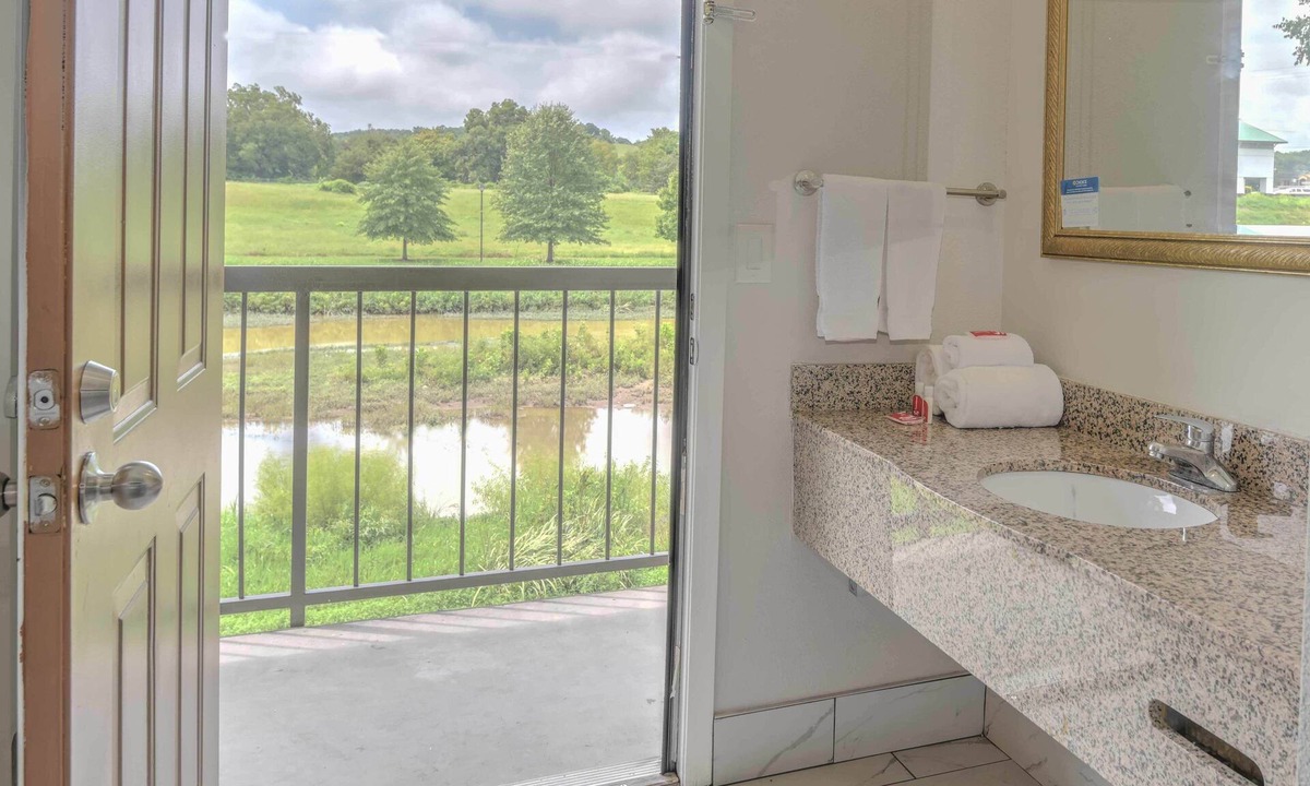 Sevierville Hotel | Econo Lodge Sevierville-Pigeon Forge on the River