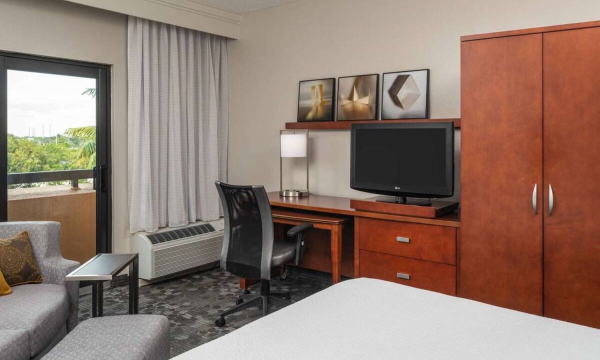Miami Lakes Hotel | Elevate Your Miami Adventure! Pet-Friendly Stay Near Country Lake Park!