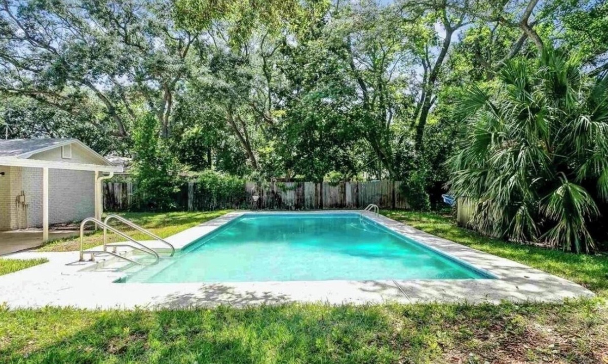 Pensacola House | 🌴 Emerald Heart Cottage – Private Pool, Sleeps 13, 5 Min to Pensacola Beach!