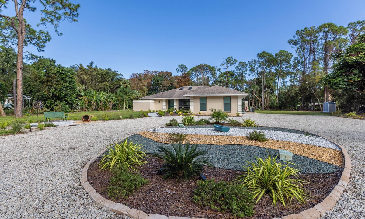 Naples House | Enchanting 3BR house 2.5 wooded acres, Naples. AC/WiFi/Pet. Long Stay Discounts!