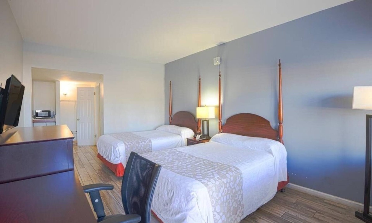 Le Barons Of Titusville Hotel | Enjoy Kitchenette Room Near Kennedy Center, Parking Available