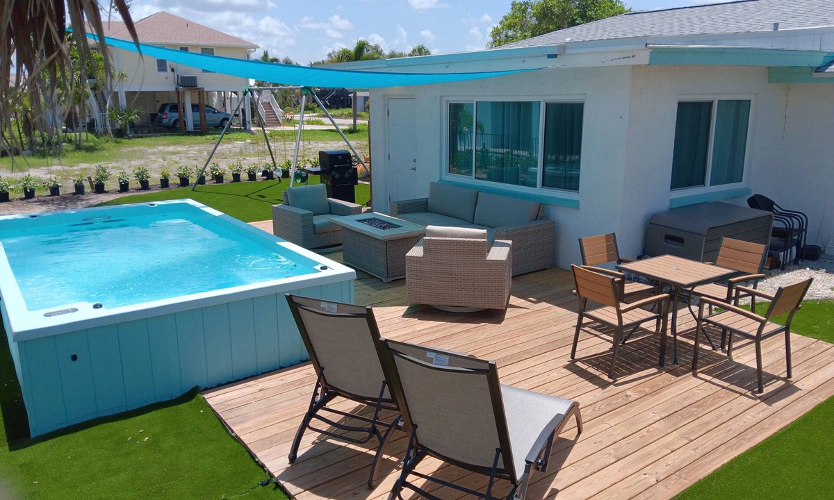 Mid Island House | Enjoy Paradise, Cozy Night, 5 Minute Walk to the Beach