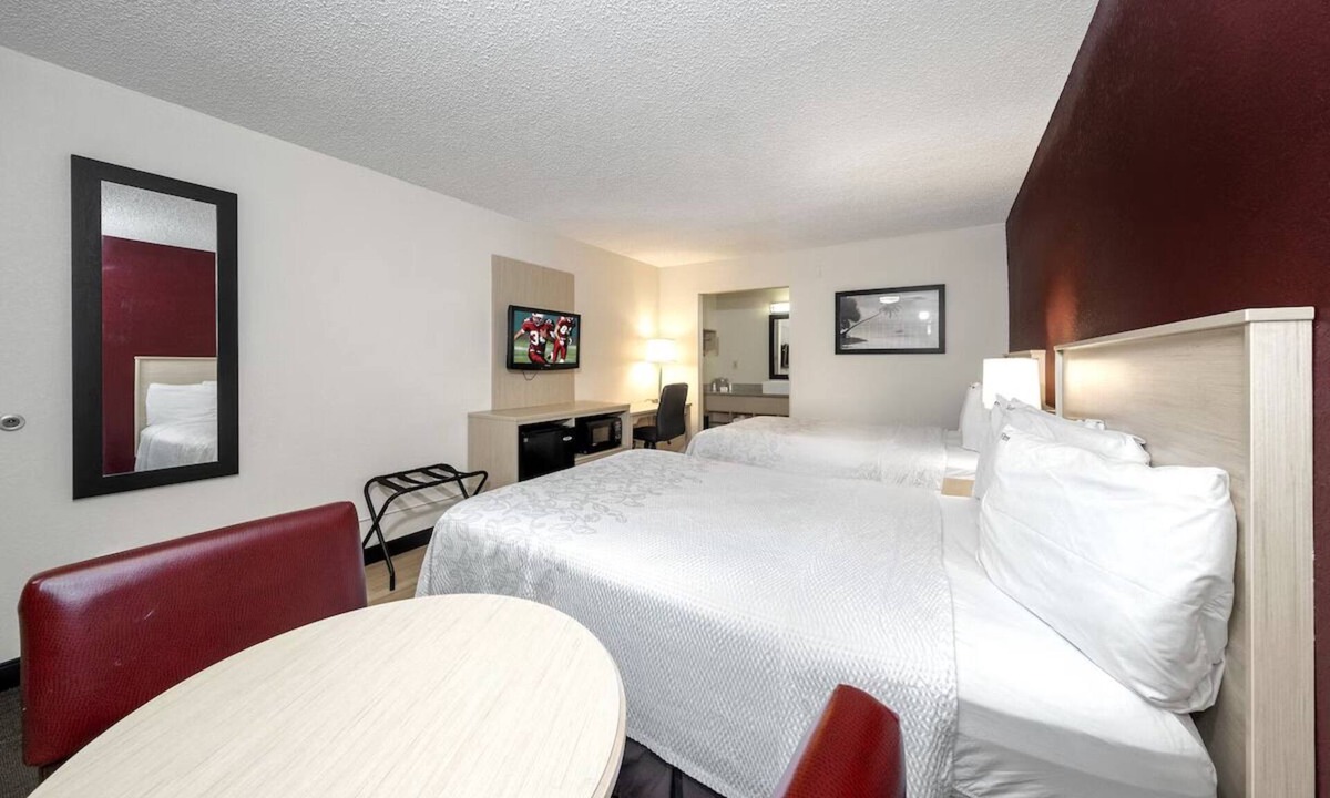East Naples Hotel | Enjoy Relaxing Poolside Vibes at Bright Naples Room Close to Downtown