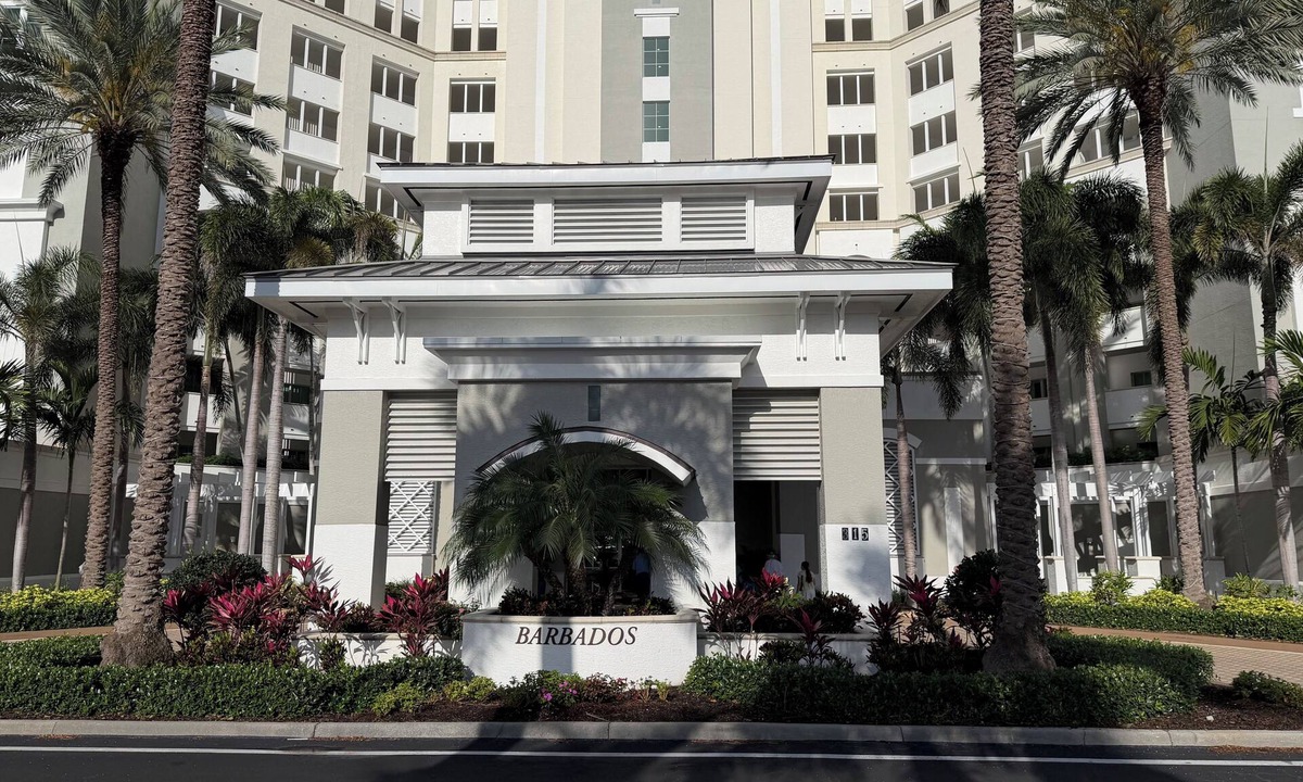 Vanderbilt Beach Condo | Enjoyable 3-bedroom condo in Naples perfect for your getaway
