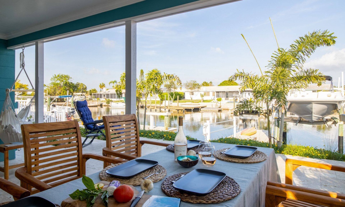 Flor-a-mar House | Entire Waterfront Home with Dock & Kayaks