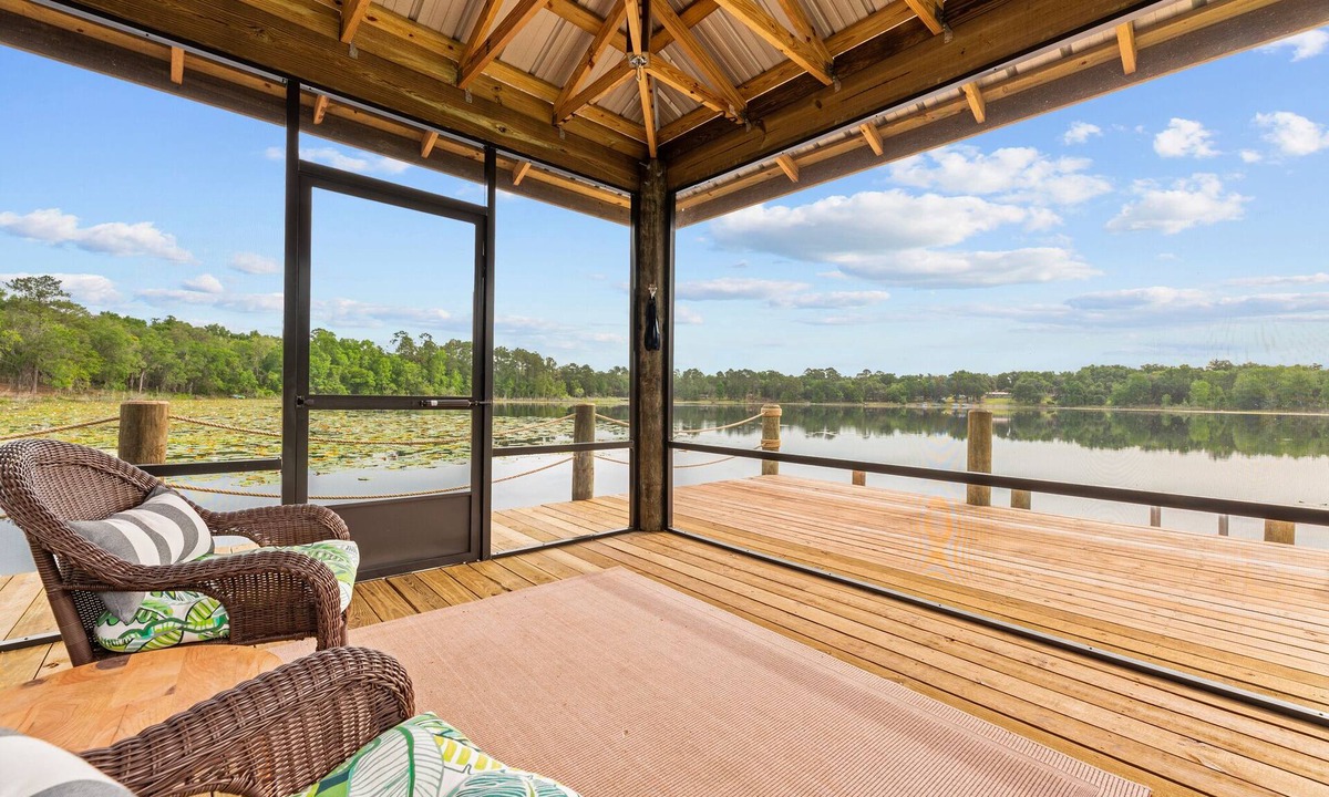 Hawthorne House | Escape to Lakeside Serenity :Your perfect getaway enjoy the lake