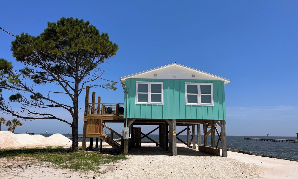Fort Morgan Pines Cottage | Escape to Pelican's Perch on Mobile Bay w/Beach & Pier! Great Golfing Nearby!