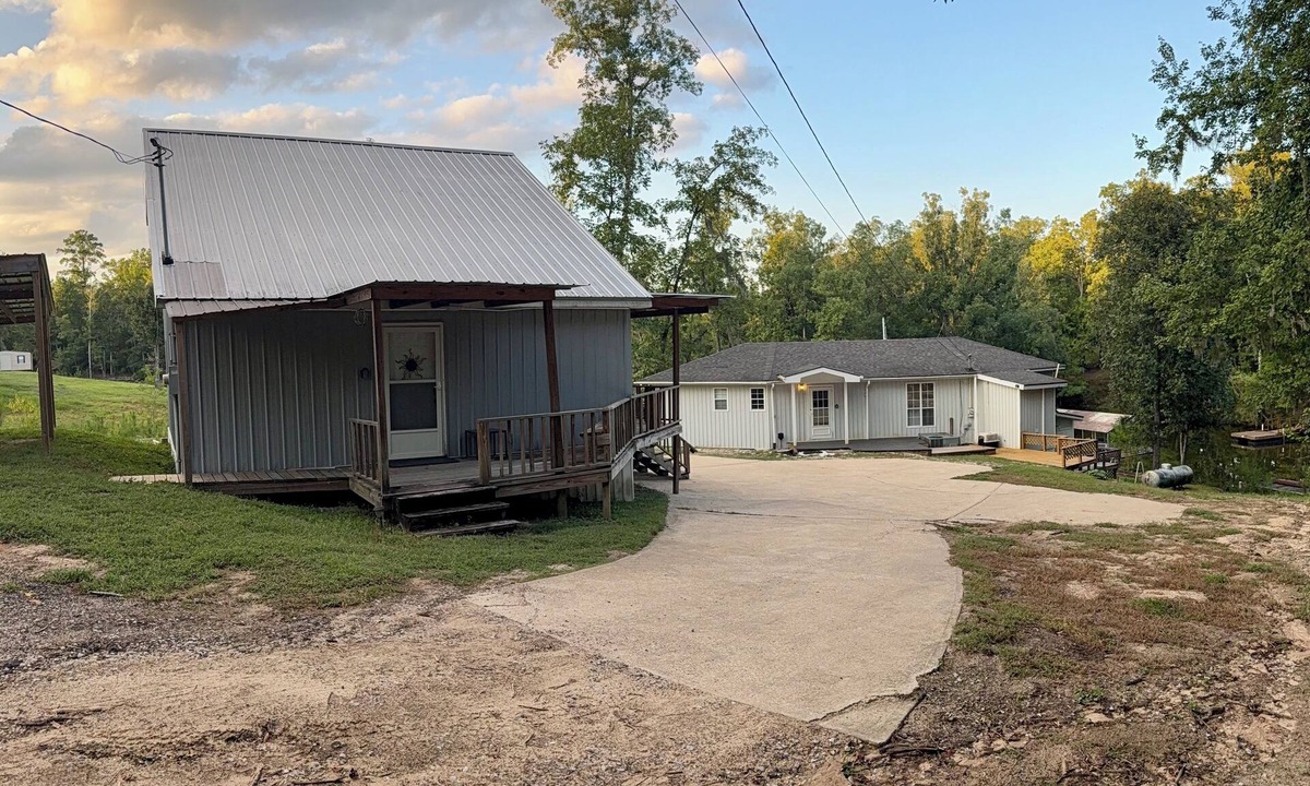 Shorterville House | Eufaula AL Lake Front 2 Houses With Dock Great View Sleeps 10 Comfortably