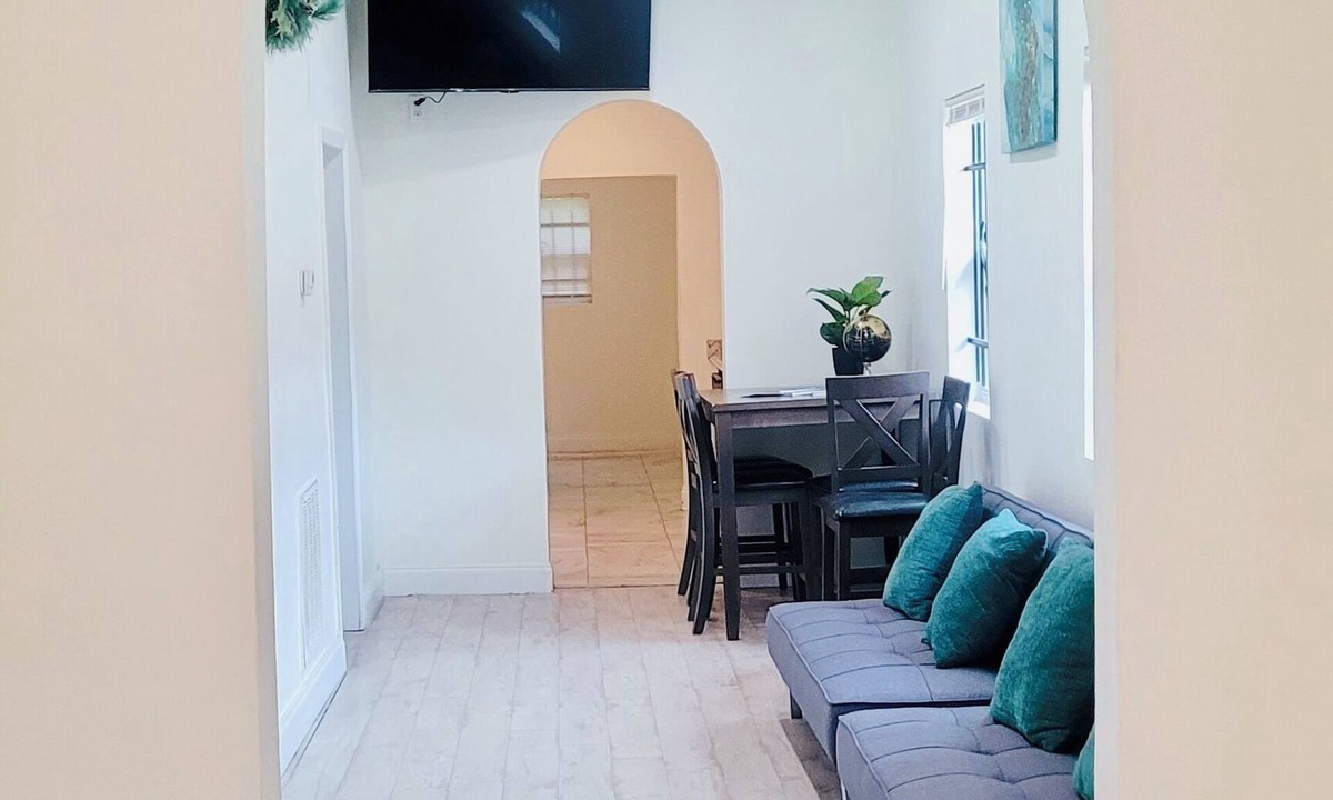 Sports Complex Villa | EverBank Stadium Jaguars Lodging House | Sleeps 17 + | Central Jacksonville