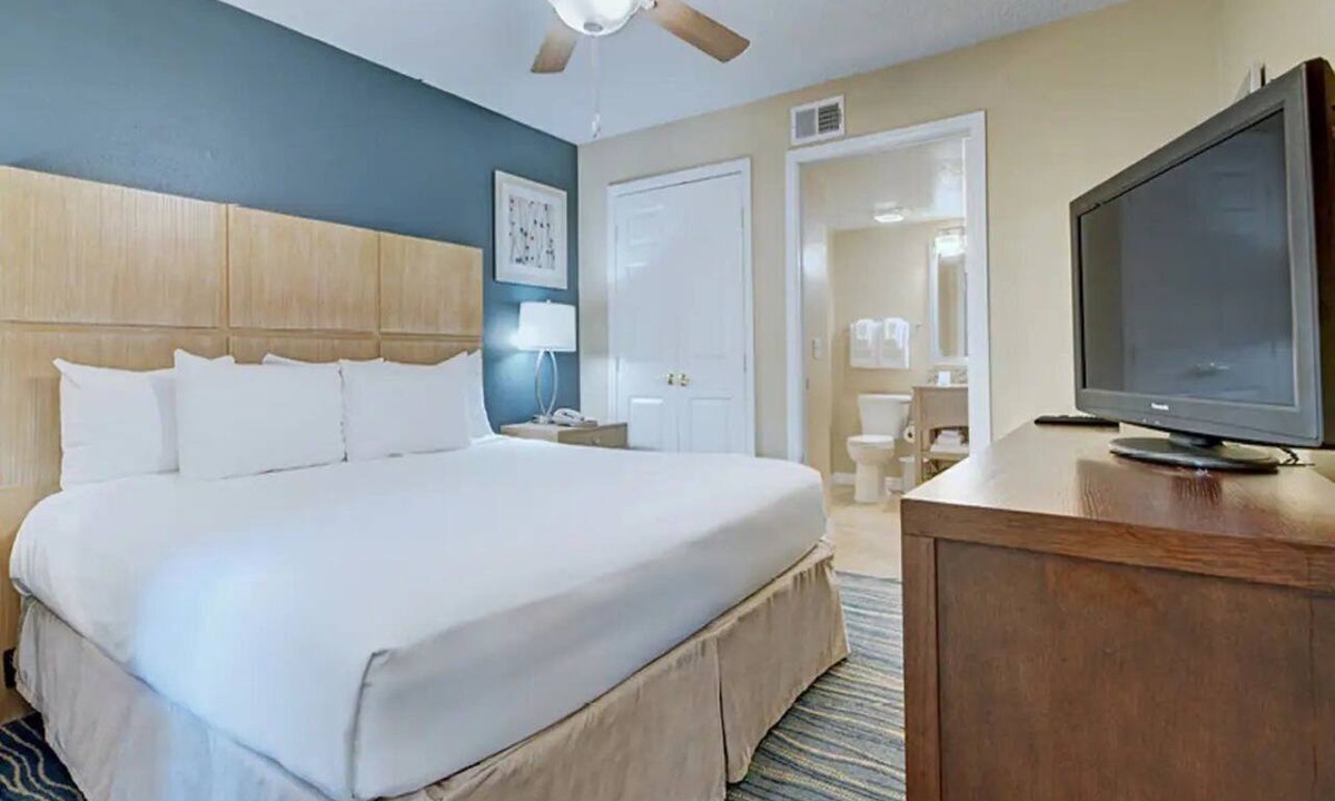West Kissimmee Hotel | Experience an Inviting Villa Ideal for Families Visiting Orlando w/Outdoor Pool