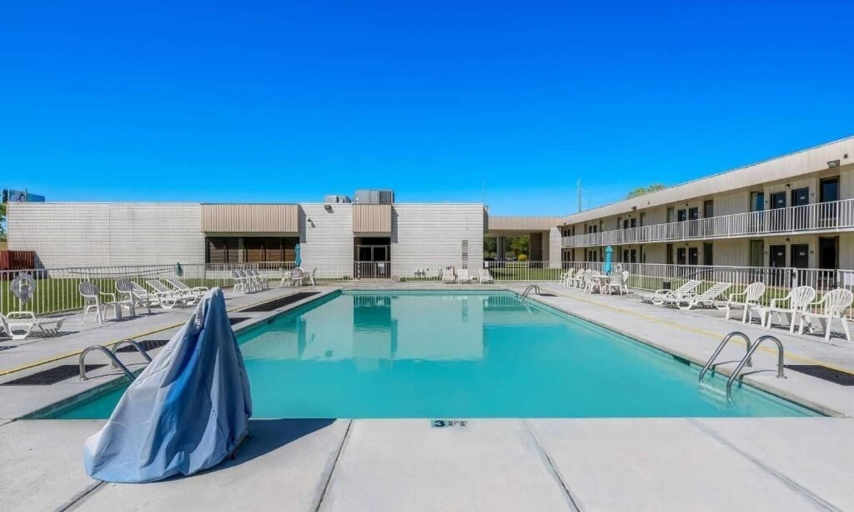 Hamilton Hotel | Experience Relaxation with Pool and Free On-Site Parking | 4 Affordable Rooms