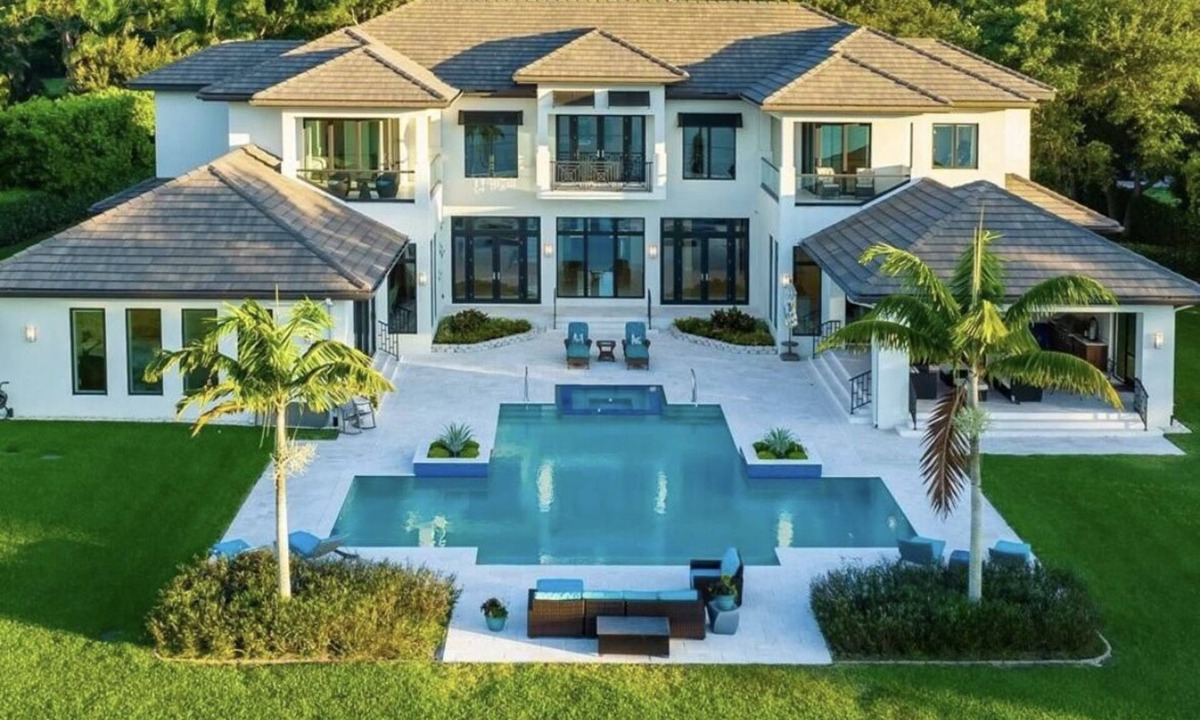 Pine Ridge House | EXQUISITE NEWER CUSTOM ESTATE HOME W RESORT POOL and AMAZING VIEWS.