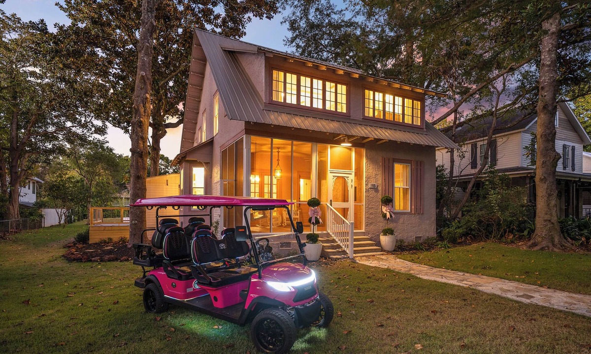 Fairhope Cottage | Fairhope Rose in Downtown Fairhope - Sleeps 10, w/Golf Cart, Hot Tub, Screened Porch, and walking distance to bay!