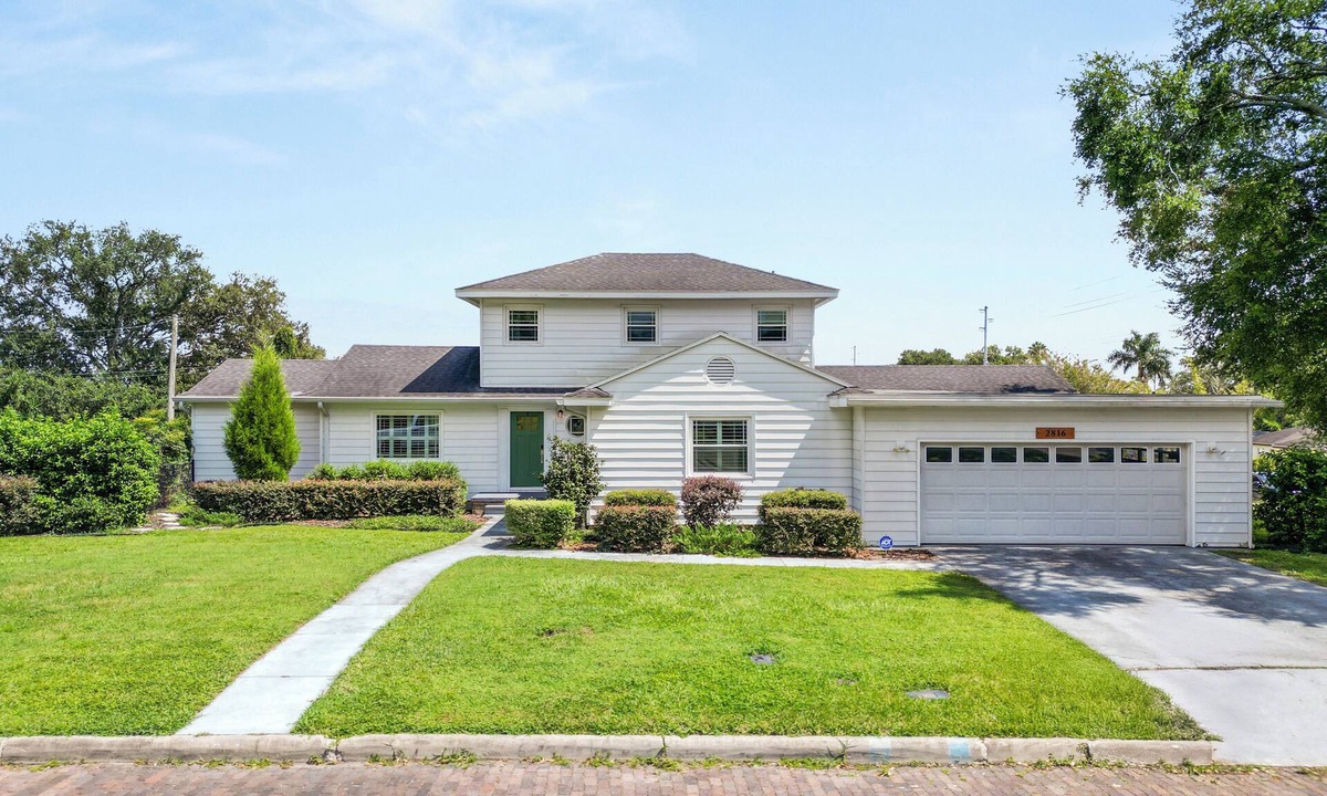 Lakeland House | Fairmount Manor off of Lake Hollingsworth. Games, Gym, and Gather! Sleeps 8