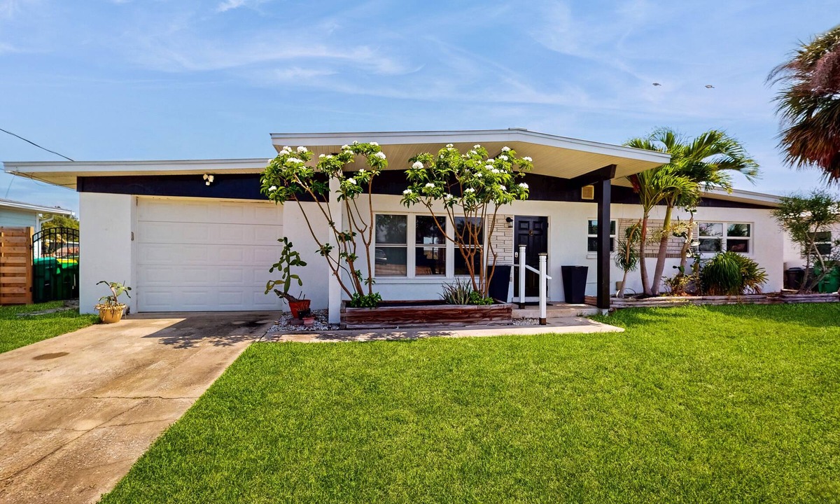 Venetian Way House | Family-Friendly Riverfront Retreat — Private Pool, Sunroom, Dock + Outdoor Patio ☀️