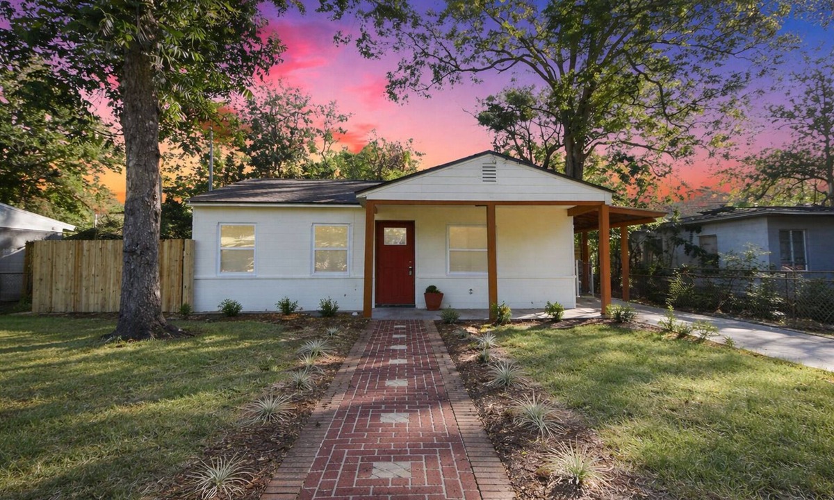 Jacksonville House | Family Friendly River City Getaway - 2BR with Pool + Spacious Deck, Sleeps 9!