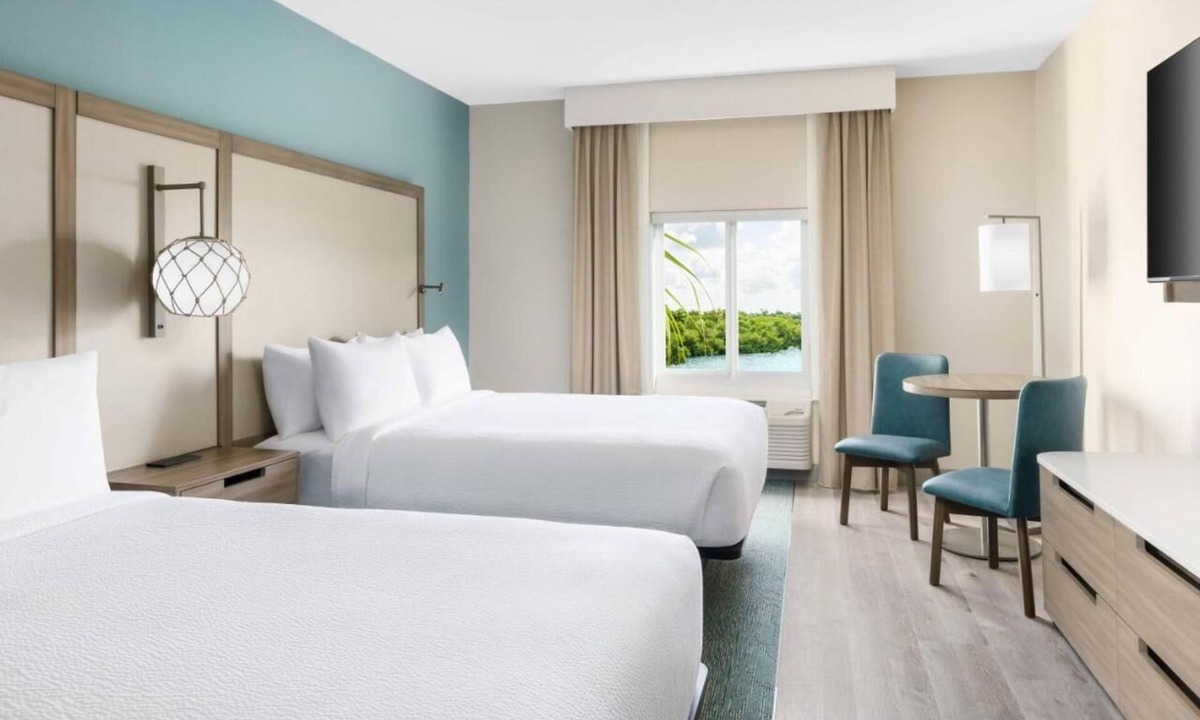 Marathon Hotel | Family & Friends Getaway! 2 Relaxing Units, Outdoor Pool, Free Breakfast!