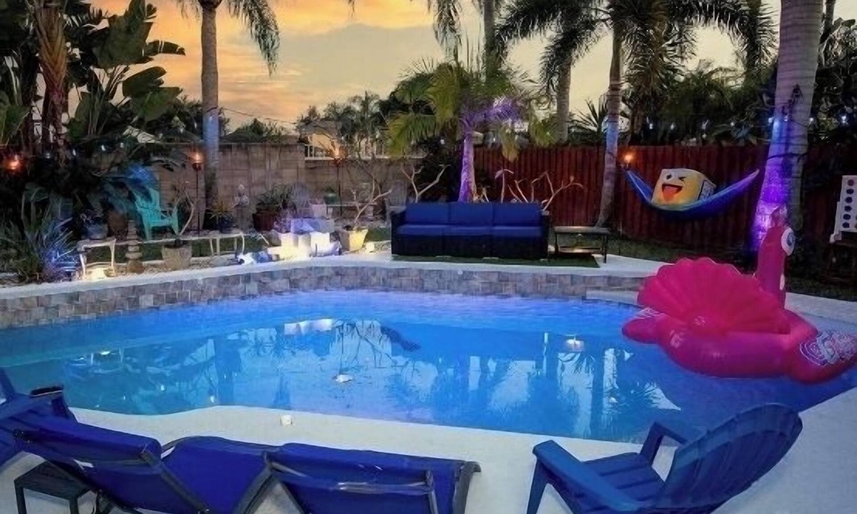Tropic House | Family Oasis. Heated Pool, Hot Tub, Theater room & Salt Water Aquarium