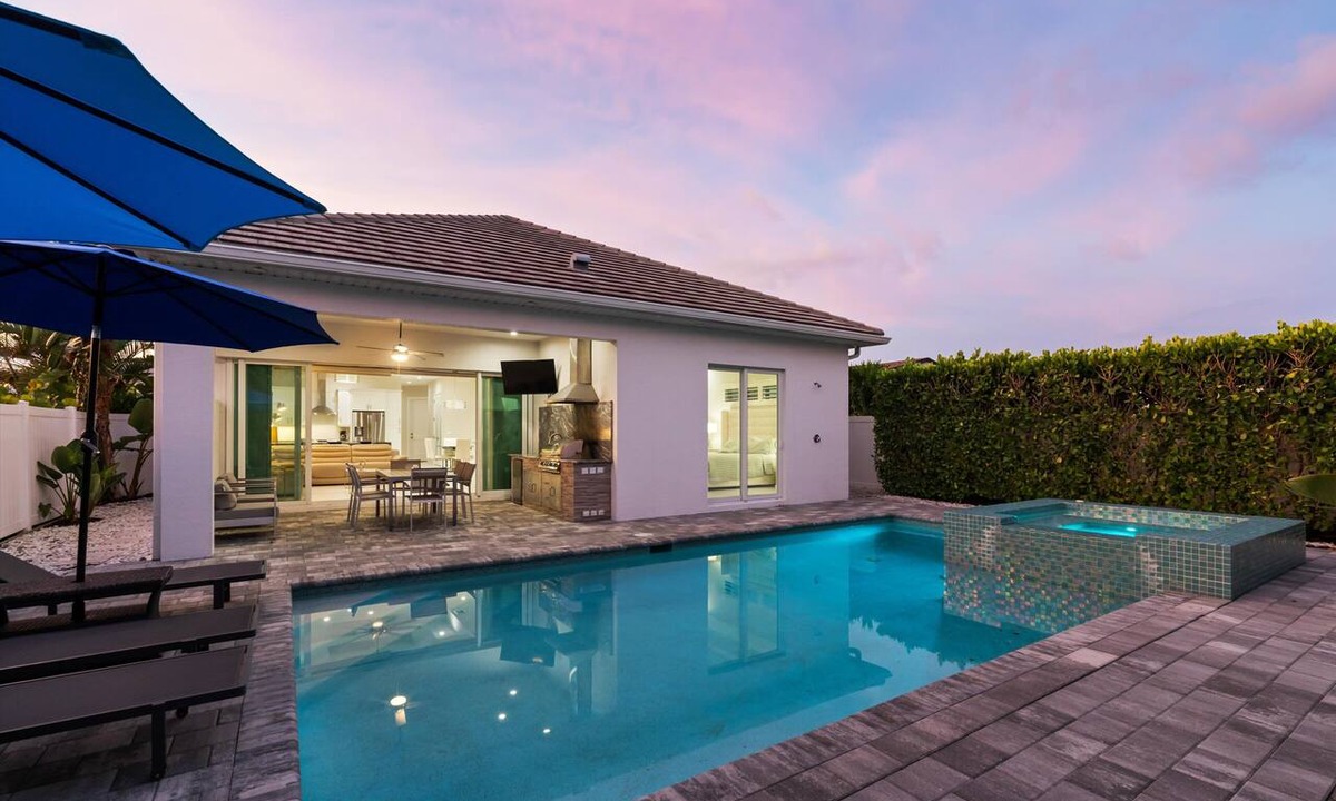 Naples Park House | Finest Luxury Home, Heated Pool/Spa, Close to the beaches, FREE Bikes, Amenities