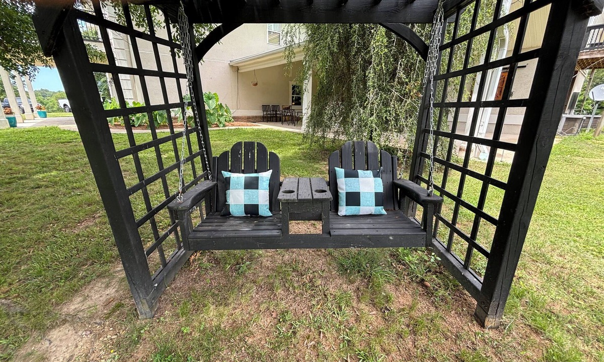 Ragland House | Fishing is a treat on this 113 acre retreat. Unwind and get back to nature.