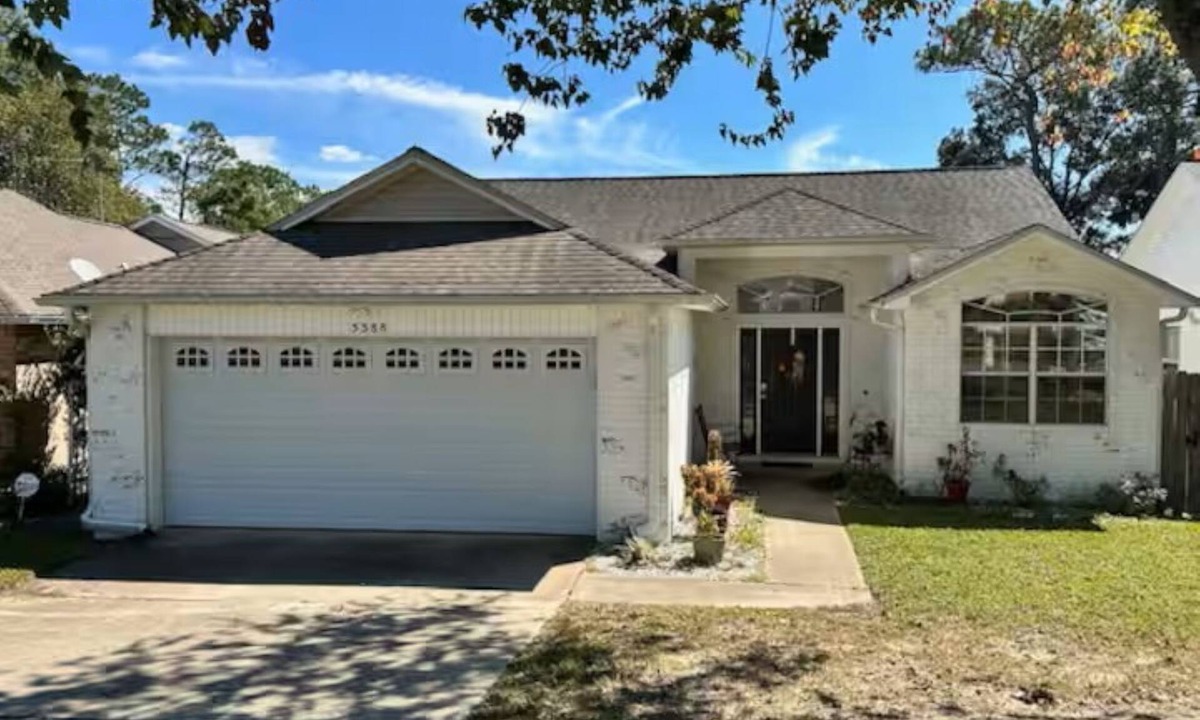 Northeast Pensacola House | Flintwood Manor Centrally Located Outdoor firepit