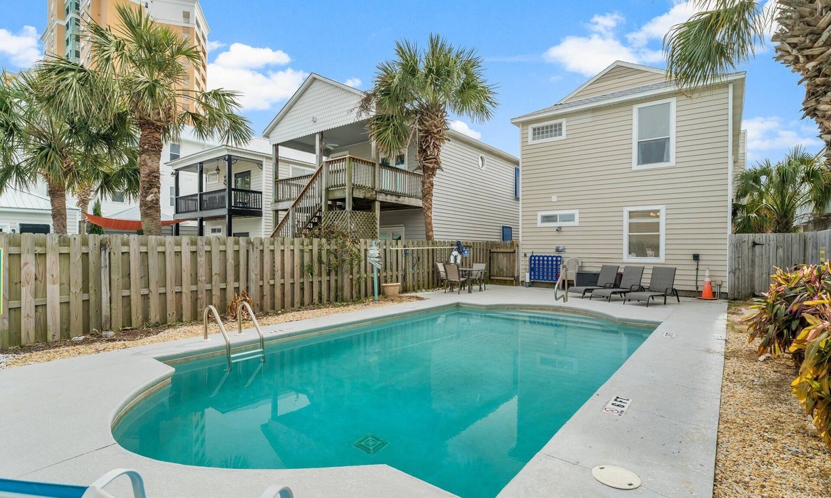 Silver Sands Beach House | Free Pool Heating 90 steps to Beach Sleeps 10 Pet Friendly Private Home
