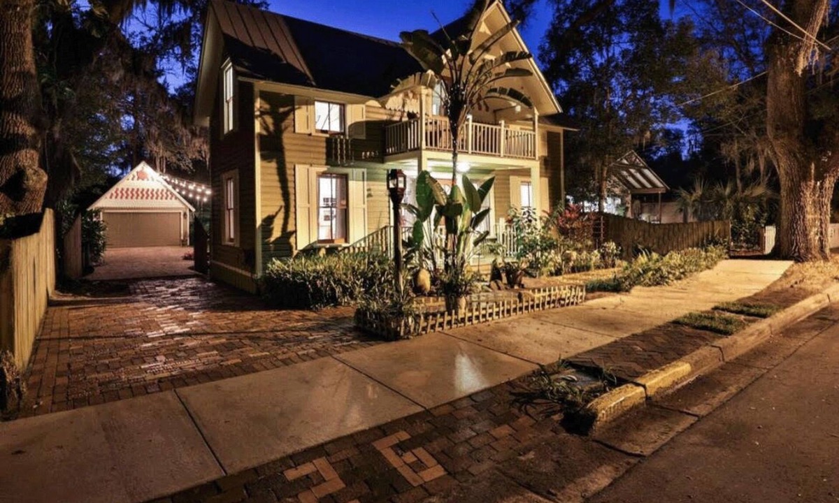 St. Augustine Cottage | Fully fenced in backyard, close to downtown, marina, bars, and shops.