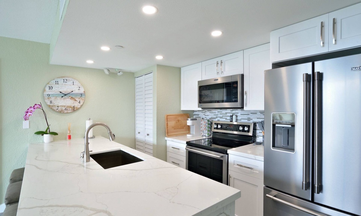 Key West Condo | Fully renovated Condo with Private Balcony, Shared Pool, Hot Tub and Parking