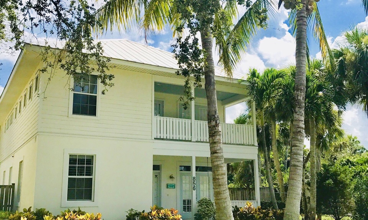 Central Beach House | FUN + SUN IN THE CENTER OF IT ALL! EXCLUSIVE CENTRAL BEACH! POOL - 30 day min
