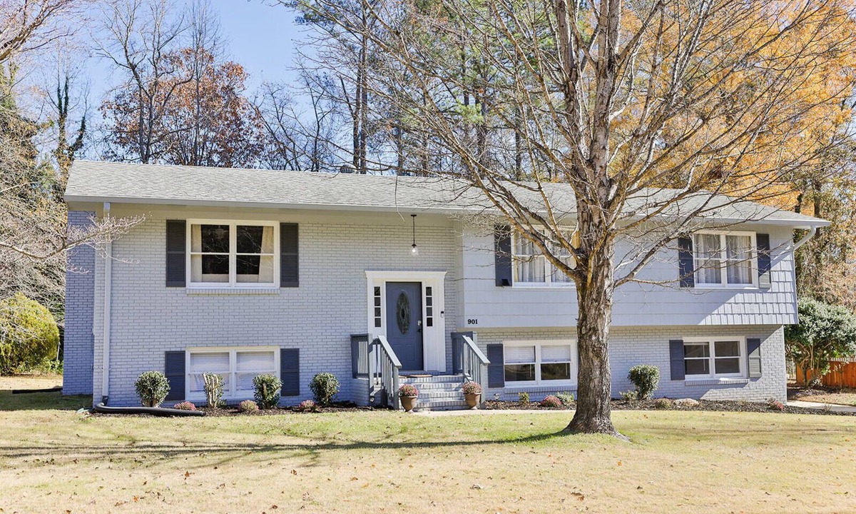Anniston House | GAMEROOM Getaway! 4BR completely updated home with 2 King Beds and a sunroom!