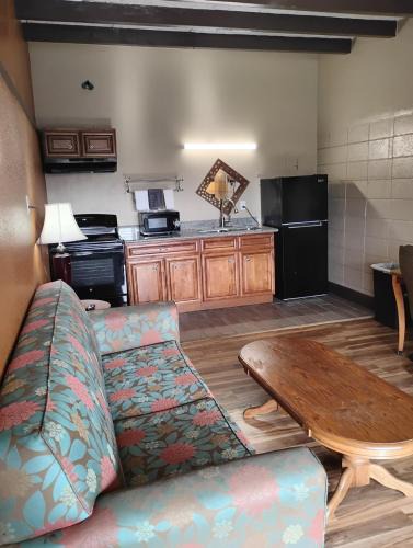 Baton Rouge Apartment | Gated 1 King BedRoom 1 Bath Apt with Full Kitchen 127