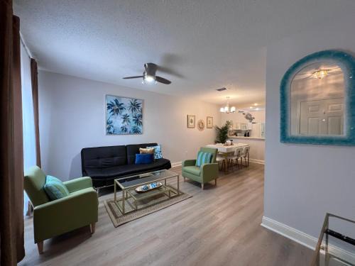 New Tampa House | Gated Stylish 2BR Townhome - KING Bed, Pool, WiFi, Wash & Dry, AC, Private Patio facing preserves, Free Parking - NICE FOR Medical, Business, Groups, Relo - by Moffitt Cancer CTR, Tampa Palms, Hunters Green, Live Oak, Cory Lake, New Tampa, Wesley Chapel