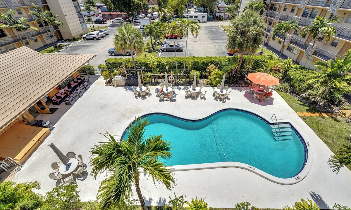 Royal Poinciana Condo | Gorgeous 1-bedroom condo with AC in lively Hollywood + a Pool!