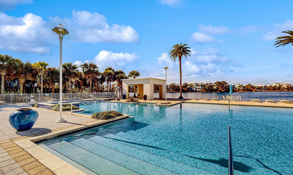 Sunnyside Apartment | Gorgeous & cozy waterfront efficiency w shared pools, hot tubs, & beach access