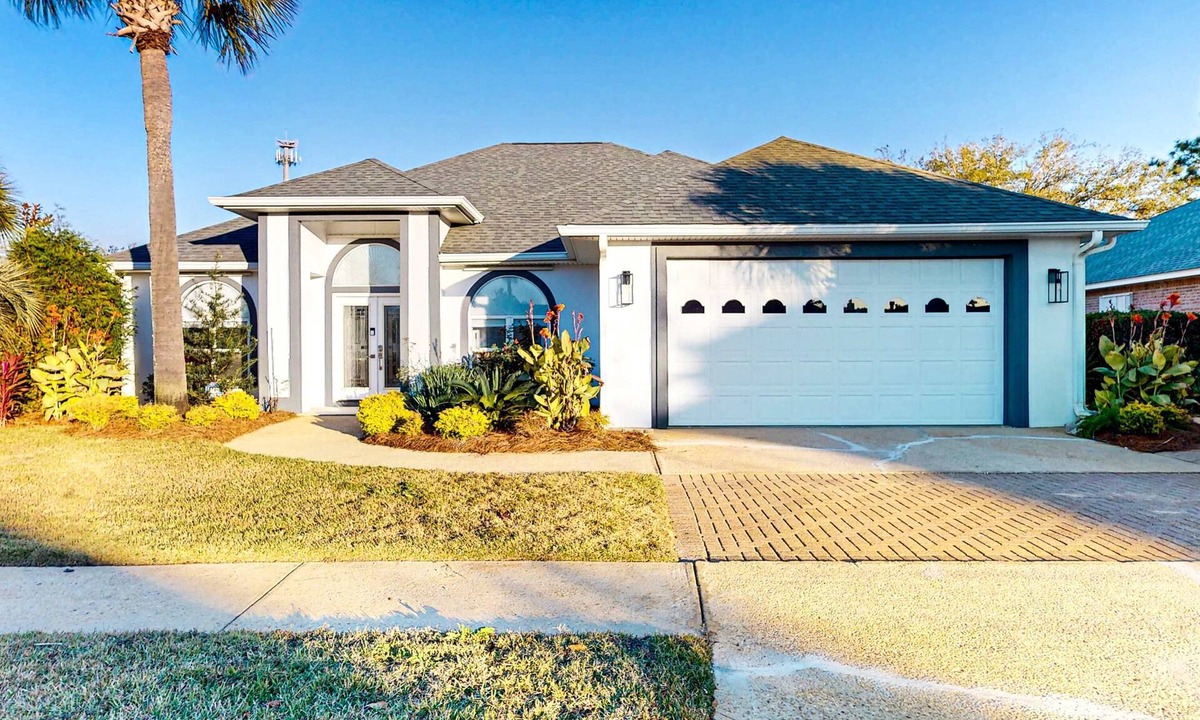 Avalon Beach Estates House | Gorgeous home with private pool and lots of outdoor space