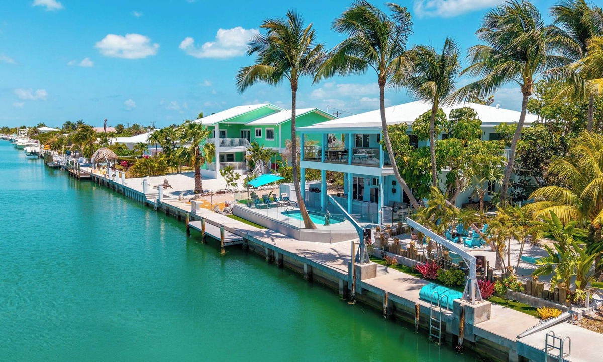 Coury House | Grand Blue Resort/4 bed rooms/120' Dock/Htd Pool/Game Room/Mini Golf/BBQ