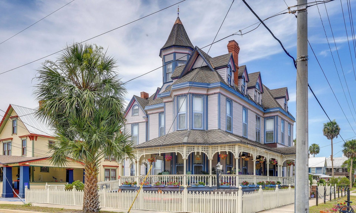 Palatka House | 'Grand Gables' Home: 1 Block to St Johns River!