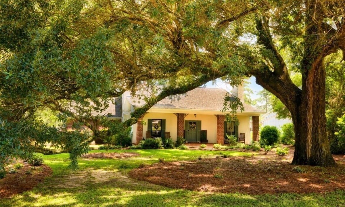 Daphne House | Grand Oak Cottage in Olde Town, 2 King Primary Suites, year round Saltwater Pool